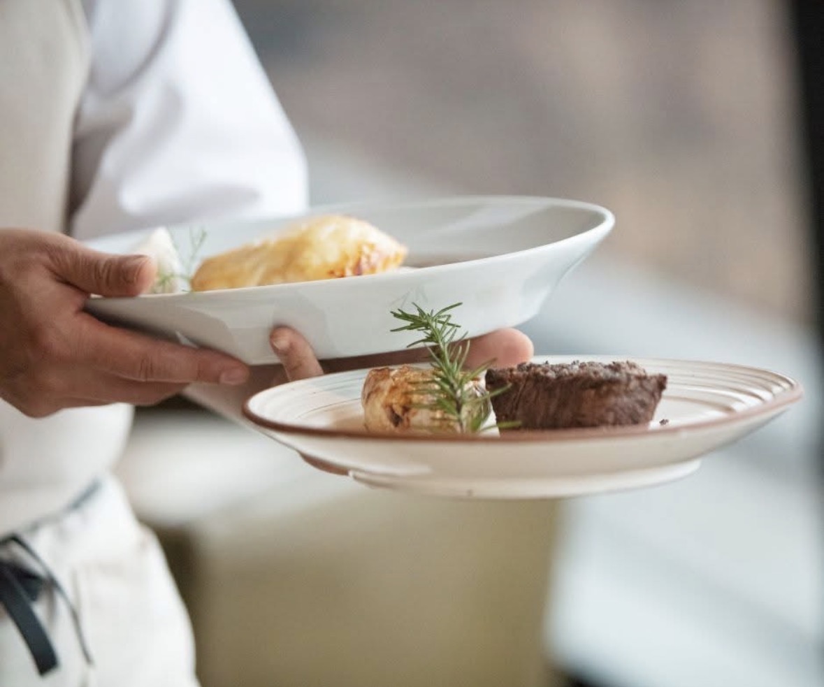 Maden serveres til bordet